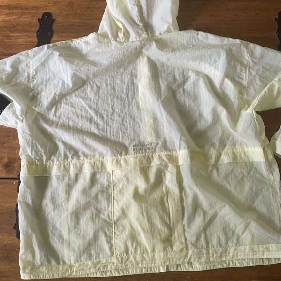 New NWT New Balance Impact Run Light Jacket Packable Yellow Women’s Large L - Picture 13 of 15